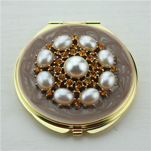 Elegance pearl compact mirror